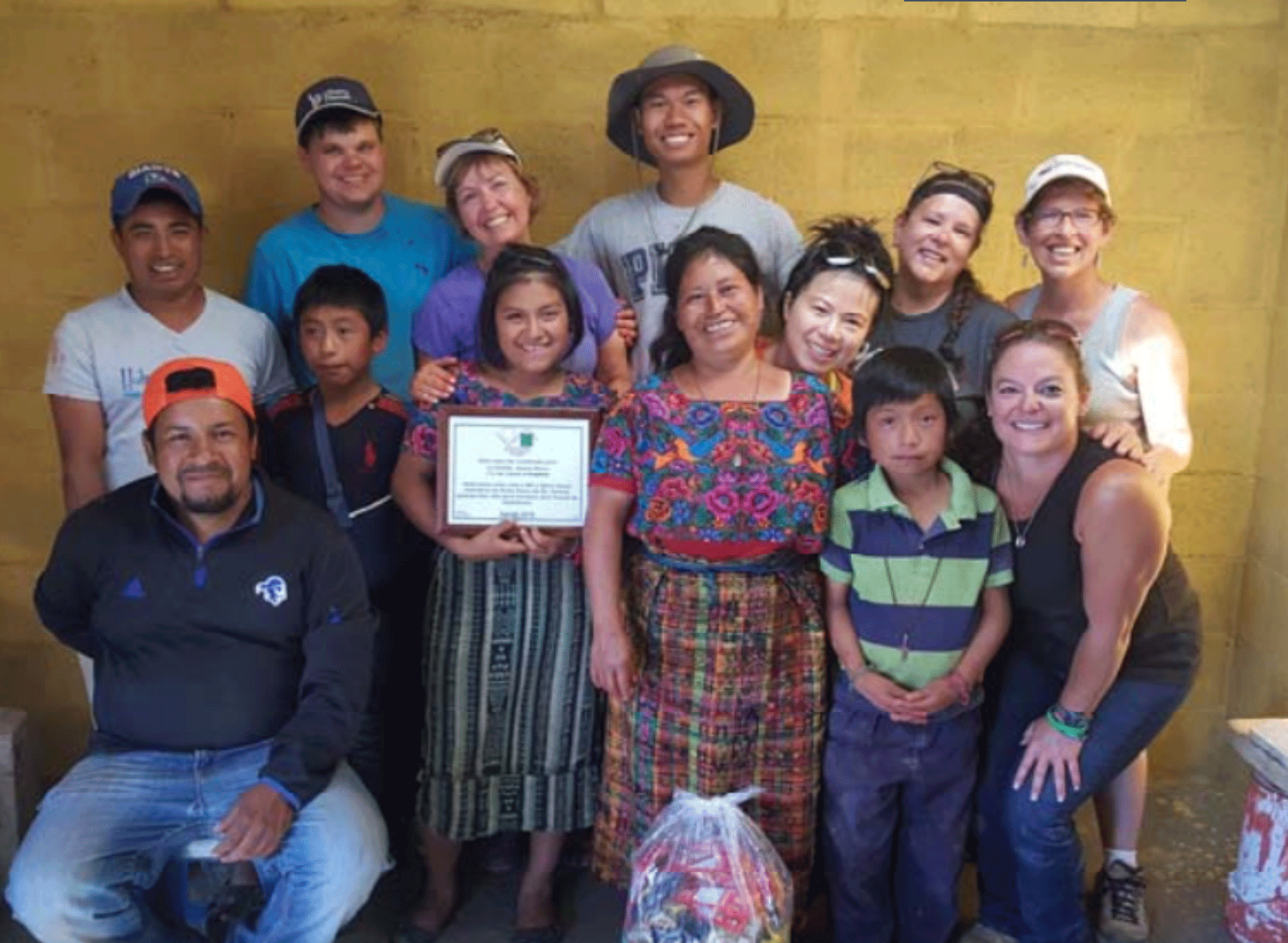 Mission trip members and Guatemalan family group picture
